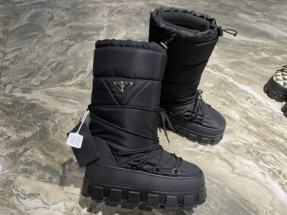 👟👟Ex-factory price 740👟👟 The highest version on the market, Prada's king style, snow boots, ski boots, fat and cute, so cute →_→ From the Prada limited series, unique. Shiny nylon Oblique upper with criss-cross straps for an ideal fit. The boots are made of technical fabric and have a short-cut version. They can be worn in the city or in the mountains. They make the calves slimmer, taller, warmer and have a concave shape. The boots and soles use the original waterproof effect. The size is 35-40. 41Customized